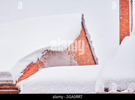 Storm Filomena coperte un tetto spiovente con neve pesante. Getafe. Comunità di Madrid. Spagna. Foto Stock