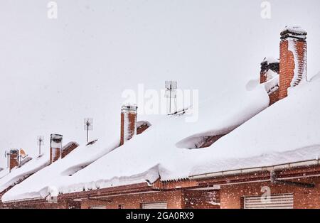 Storm Filomena coperte i tetti delle case con neve pesante. Getafe. Comunità di Madrid. Spagna. Foto Stock