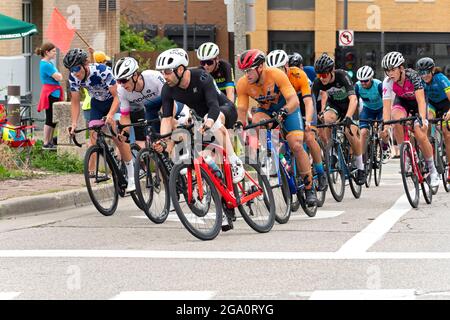 Wauwatosa, WI/USA - 27 giugno 2021: Categoria tre quattro ciclisti uomini si avvicinano all'angolo al Tosa Village Classic in Tour of America's Dairyland. Foto Stock