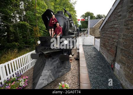 Simon e Diana Parums con il loro treno a vapore di dimensioni complete con carrozze, piste e piattaforma, mentre convertirono e restaurarono la stazione del lago Bassenthwaite a Keswick, offrendo un'esperienza culinaria su una carrozza ristorante di Hollywood come il suo pezzo forte, quando la aprono al pubblico come attrazione. Data immagine: Mercoledì 28 luglio 2021. Foto Stock