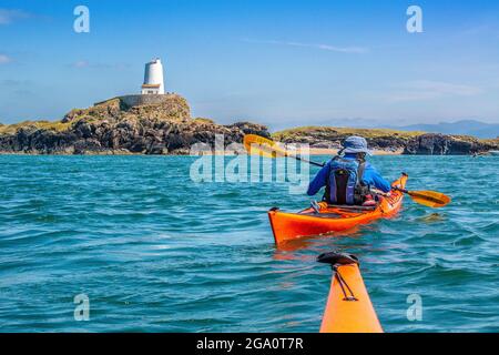 Kayak di mare al largo della costa di Anglesey a Llanddwyn Island , Galles del Nord, Regno Unito Foto Stock