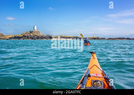 Kayak di mare al largo della costa di Anglesey a Llanddwyn Island , Galles del Nord, Regno Unito Foto Stock