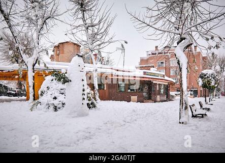 Un pupazzo di neve in una strada del centro dopo la cascata Storm Filomena. Getafe. Comunità di Madrid. Spagna. Foto Stock