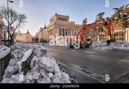 Spazzaneve che rimuove la neve da via Alcala dopo la nevicata di Storm Filomena. Madrid, Spagna. Foto Stock