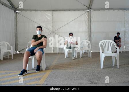 Siviglia, Spagna. 28 luglio 2021. Persone sedute, in attesa di lasciare dopo aver ricevuto il vaccino COVID-19. È richiesto alle persone di attendere nel punto di vaccinazione 15 minuti in caso di reazione. (Foto di Ángel García/Pacific Press) Credit: Pacific Press Media Production Corp./Alamy Live News Foto Stock