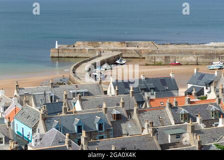 Tetti e porto storico, Cullen, Moray Foto Stock