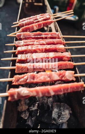 Arrosticini, un tradizionale spiedino di pecora abruzzese, italia Foto Stock