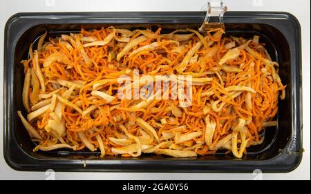 Insalata di Hwe coreana marinata con pesce e verdure in contenitore di plastica Foto Stock