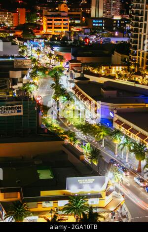 Surfers Paradise, Australia - Aprile 12 2007: Vista sull'area di Surfers Paradise e Cavill Ave nella Gold Coast, Queensland, Australia Foto Stock