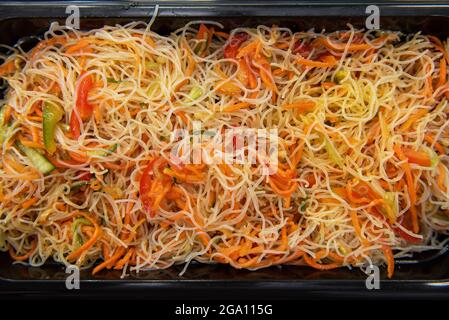 Insalata di Hwe coreana marinata con pesce e verdure in contenitore di plastica Foto Stock