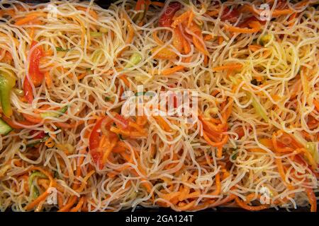 Insalata di Hwe coreana marinata con pesce e verdure in contenitore di plastica Foto Stock