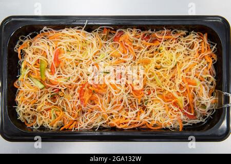 Insalata di Hwe coreana marinata con pesce e verdure in contenitore di plastica Foto Stock