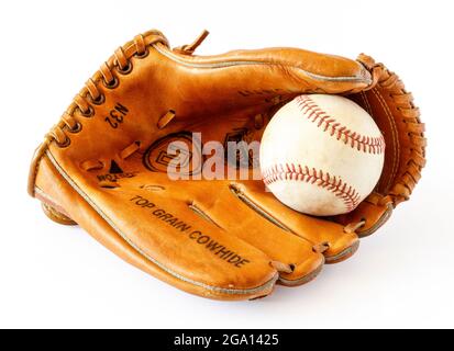 Il mito e la palla di un gatto da baseball in pelle sono isolati su uno sfondo bianco con un percorso di ritaglio Foto Stock