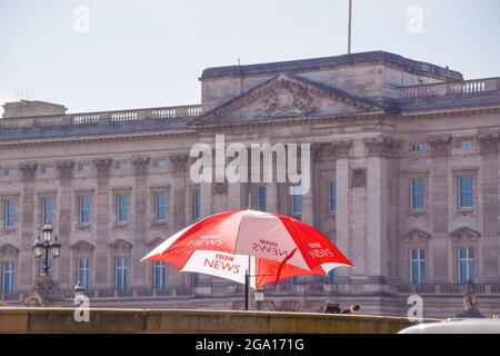 Un ombrello BBC News fuori Buckingham Palace, Londra, Regno Unito. Foto Stock