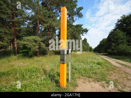 22 luglio 2021, Brandeburgo, Kleinmachnow: Il monumento all'imprenditore di Berlino Ovest Hermann Döbler, che fu ucciso dalle guardie di frontiera della GDR il 15.06.1956, non lontano dal canale di Teltow vicino all'ex ponte autostradale. Il canale Teltow corre per circa 38 chilometri attraverso Brandeburgo e Berlino ed è un importante bypass del sud di Berlino per il trasporto commerciale e una destinazione popolare per i campeggiatori, i turisti in barca e anche gli escursionisti. A Dreilinden, per esempio, ci sono più o meno stretti sentieri per pedoni vicino alla riva del canale fino a Machnower See. Foto: Soeren Stache/dpa-Zentralbild/ZB Foto Stock