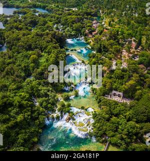 Krka, Croazia - Vista aerea delle famose Cascate di Krka nel Parco Nazionale di Krka in una luminosa giornata estiva Foto Stock
