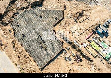 vista dall'alto del pavimento in soletta di calcestruzzo prefabbricato pieno di barra di rinforzo in acciaio. foto drone Foto Stock