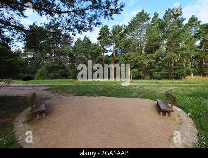 22 luglio 2021, Brandeburgo, Kleinmachnow: Il monumento all'imprenditore di Berlino Ovest Hermann Döbler, che fu ucciso dalle guardie di frontiera della GDR il 15.06.1956, non lontano dal canale di Teltow vicino all'ex ponte autostradale. Il canale Teltow corre per circa 38 chilometri attraverso Brandeburgo e Berlino ed è un importante bypass del sud di Berlino per il trasporto commerciale e una destinazione popolare per i campeggiatori, i turisti in barca e anche gli escursionisti. A Dreilinden, per esempio, ci sono più o meno stretti sentieri per pedoni vicino alla riva del canale fino a Machnower See. Foto: Soeren Stache/dpa-Zentralbild/ZB Foto Stock