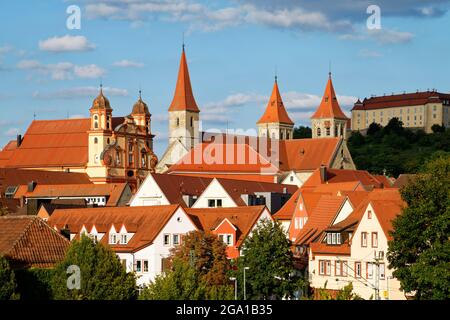 Ellwangen: Vista con la chiesa luterana (a sinistra), le torri della Basilica di San Vito e del Castello di Ellwangen, quartiere di Ostalb, Baden-Württemberg, Germania Foto Stock