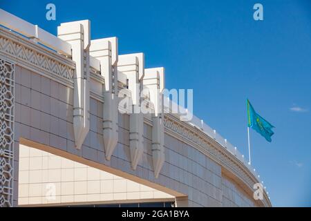 Altynkol, Kazakistan - 05 giugno 2012: Stazione ferroviaria Altynkol. Elementi decorativi di edifici e bandiere. Primo piano. Foto Stock