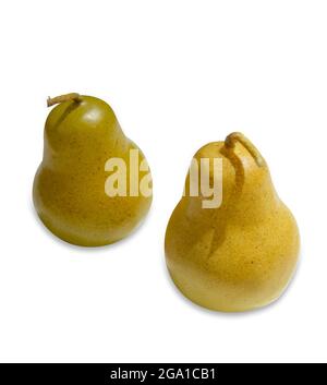 Candele di paraffina forma guava su sfondo bianco. Foto Stock