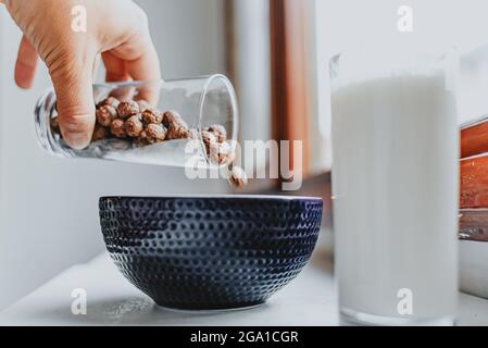 palle di latte e cioccolato. colazione. Foto Stock