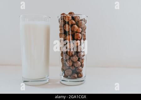 palle di latte e cioccolato. colazione. Foto Stock