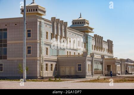 Altynkol, Kazakistan - 05 giugno 2012: Stazione ferroviaria. Vista prospettica laterale. Elementi decorativi della costruzione. Pavimento in pavimentazione, cielo blu. Foto Stock