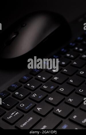 Immagine dell'elegante tastiera e mouse wireless portatile nero, con le lettere QWERTY in verticale e nero Foto Stock