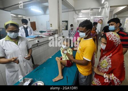 Dhaka. 28 luglio 2021. Un paziente dengue riceve cure in un ospedale di Dhaka, Bangladesh, il 28 luglio 2021. Un totale di 153 nuovi casi di dengue sono stati segnalati in Bangladesh per le 24 ore fino alle 8:00 ora locale Mercoledì, il numero più alto in un solo giorno finora quest'anno. Con le nuove infezioni segnalate Mercoledì, il numero di casi di dengue in Bangladesh è salito a 2,098 a livello nazionale con quattro morti sospette finora quest'anno, la direzione generale dei servizi sanitari (DGHS) ha detto Mercoledì. Credit: Xinhua/Alamy Live News Foto Stock