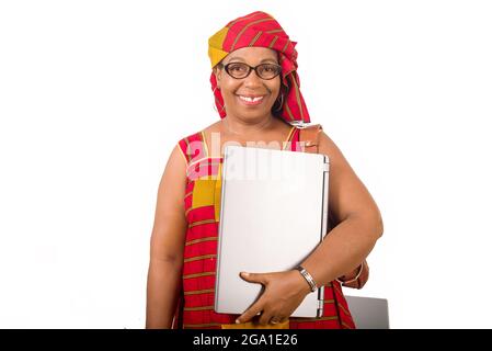 donna d'affari matura in piedi su sfondo bianco sorridente con il computer portatile in mano. Foto Stock