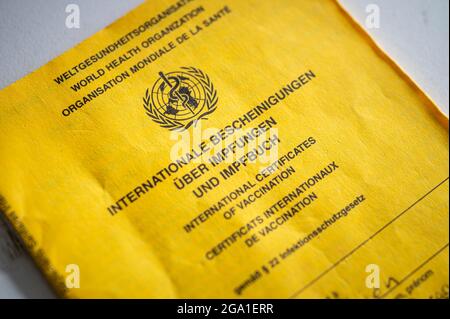 Berlino, Germania. 16 maggio 2021. Un libro sulle vaccinazioni si trova su un tavolo. Credit: Fabian Sommer/dpa/Alamy Live News Foto Stock