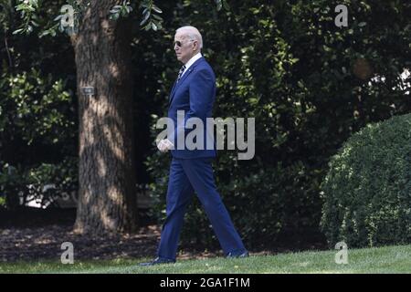 Washington, Stati Uniti. 27 luglio 2021. Il presidente AMERICANO Joe Biden parte dalla Casa Bianca per Lehigh Valley, Pennsylvania, dove traccerà il suo pacchetto infrastrutturale, a Washington, DC, USA, il 28 luglio, 2021. Credit: Abaca Press/Alamy Live News Foto Stock