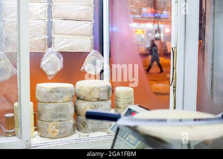 Kars, Turchia - 01-29-2016 : formaggio cheddar tradizionale Kars vecchio. Foto Stock