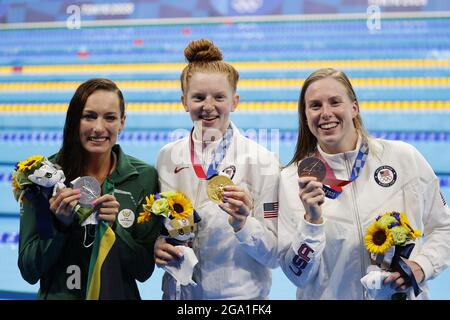 Tokyo, Giappone. 27 luglio 2021. JACOBY Lydia (USA) Vincitore Medaglia d'Oro, SCHOENMAKER Tatjana (RSA) seconda Medaglia d'Argento, RE Lilly (USA) terza Medaglia di Bronzo durante i Giochi Olimpici Tokyo 2020, cerimonia di Medaglia di sterminio da 100m per donne in nuoto il 27 luglio 2021 presso il Tokyo Aquatics Center di Tokyo, Giappone - Foto Takamitsu Mifuna/Foto Kishimoto/DPPI/LiveMedia: Agenzia fotografica indipendente/Alamy Live News Foto Stock