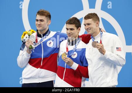 Tokyo, Giappone. 27 luglio 2021. KOLESNIKOV Kliment (ROC) seconda Medaglia d'Argento, RYLOV Evgeny (ROC) Vincitore Medaglia d'Oro, MURPHY Ryan (USA) terza Medaglia di Bronzo durante i Giochi Olimpici Tokyo 2020, Nuoto uomini 100m backstroke il 27 luglio 2021 al Tokyo Aquatics Center di Tokyo, Giappone - Foto Takamitsu Mifune/Foto Kishimoto/DPPI/Alamy Media Agency indipendente dal vivo Foto Stock