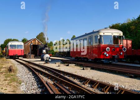 Härtsfeld treno storico: Treno TA 101, in background locomotiva a vapore WN 12 e ferrovia T 33 alla stazione di Neresheim, Baden-Württemberg Foto Stock