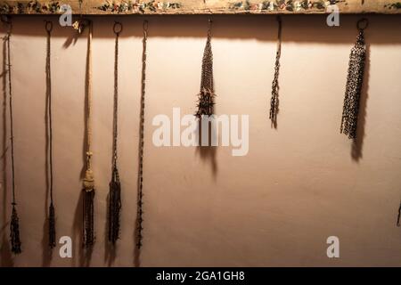 POTOSI, BOLIVIA - 19 APRILE 2015: Strumenti di autoflagellazione nel convento di Santa Teresa, Potosi, Bolivia Foto Stock