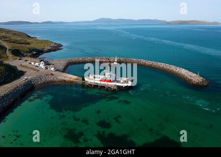 Il traghetto Caledonian Macbrayne arriva al porto sull'isola di Eriskay da barra nelle Ebridi esterne, Scozia, Regno Unito Foto Stock