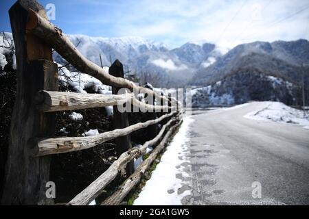 Strada ghiaiosa nella soleggiata campagna estiva con prospettiva Foto Stock