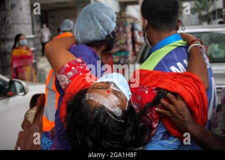 Dhaka, Dhaka, Bangladesh. 28 luglio 2021. I parenti hanno portato un paziente di Covid-19 al Dhaka Medical College Hospital per l'ammissione durante la pandemia del coronavirus il 28 luglio 2021. (Credit Image: © Abu Sufian Jewel/ZUMA Press Wire) Foto Stock