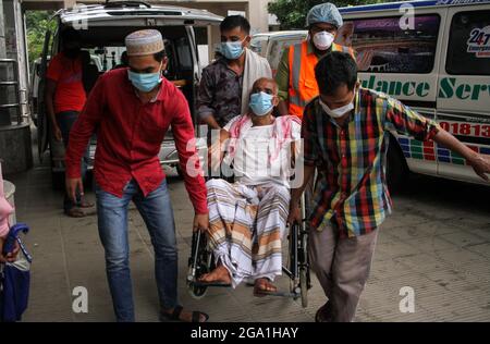 Dhaka, Dhaka, Bangladesh. 28 luglio 2021. I parenti hanno portato un paziente di Covid-19 al Dhaka Medical College Hospital per l'ammissione durante la pandemia del coronavirus il 28 luglio 2021. (Credit Image: © Abu Sufian Jewel/ZUMA Press Wire) Foto Stock