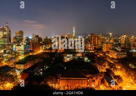 Vista notturna ad alto angolo della National Taiwan University e del paesaggio urbano di Taipei, Taiwan Foto Stock