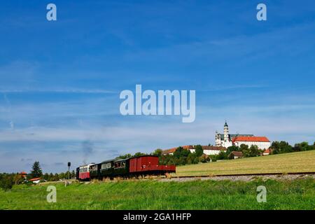 Treno storico della ferrovia del patrimonio Härtsfeld sotto l'abbazia di Neresheim (monastero benedettino), Härtsfeld, distretto di Ostalb, Baden-Württemberg, Germania Foto Stock