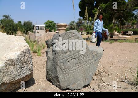 (210728) -- IL CAIRO, 28 luglio 2021 (Xinhua) -- Foto scattata il 28 luglio 2021 mostra un frammento di edificio scritto in geroglifici alle rovine dell'antica città egiziana di Memphis, circa 23 chilometri a sud-ovest del Cairo, capitale dell'Egitto. Memphis, fondata intorno al 3,100 a.C., fu la capitale dell'antico Egitto durante il Vecchio Regno che si estende dal 2700-2200 a.C. e rimase una città importante per tutta la storia dell'antico Egitto. Oggi, le rovine dell'ex capitale offrono prove frammentarie del suo passato. Insieme alla sua necropoli (i campi piramidali da Giza a Dahshur), Memphis fu inscritto come un mondo Foto Stock