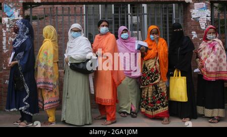 Dhaka, Bangladesh. 28 luglio 2021. La gente si trova in fila mentre attende un vaccino del Coronavirus Covid -19 di fronte ad un ospedale di Dhaka. (Credit Image: © MD Mehedi Hasan/ZUMA Press Wire) Foto Stock