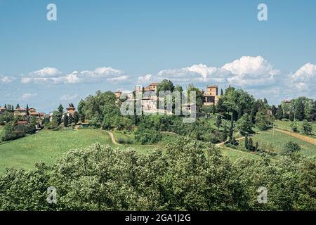 Il borgo di Castello di Serravalle - Castello di Serravalle in primavera visto da sud. Provincia di Bologna, Emilia e Romagna, Italia Foto Stock