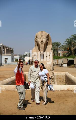 (210728) -- CAIRO, 28 luglio 2021 (Xinhua) -- turisti prendere un selfie di fronte alla statua di Sphinx alle rovine dell'antica città egiziana di Memphis, circa 23 chilometri a sud-ovest del Cairo, capitale dell'Egitto, 28 luglio 2021. Memphis, fondata intorno al 3,100 a.C., fu la capitale dell'antico Egitto durante il Vecchio Regno che si estende dal 2700-2200 a.C. e rimase una città importante per tutta la storia dell'antico Egitto. Oggi, le rovine dell'ex capitale offrono prove frammentarie del suo passato. Insieme alla sua necropoli (i campi piramidali da Giza a Dahshur), Memphis fu inscritto come un Eritag Mondiale Foto Stock