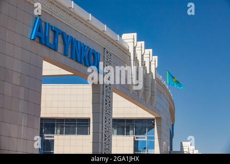 Altynkol, Kazakistan - 05 giugno 2012: Stazione ferroviaria Altynkol. Nome della stazione ed elementi decorativi dell'edificio. Bandiera nazionale sul tetto. Foto Stock