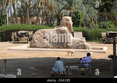 (210728) -- CAIRO, 28 luglio 2021 (Xinhua) -- venditori aspettano i turisti dalla statua di Sphinx alle rovine dell'antica città egiziana di Memphis, circa 23 chilometri a sud-ovest del Cairo, capitale dell'Egitto, 28 luglio 2021. Memphis, fondata intorno al 3,100 a.C., fu la capitale dell'antico Egitto durante il Vecchio Regno che si estende dal 2700-2200 a.C. e rimase una città importante per tutta la storia dell'antico Egitto. Oggi, le rovine dell'ex capitale offrono prove frammentarie del suo passato. Insieme alla sua necropoli (i campi piramidali da Giza a Dahshur), Memphis è stato iscritto come Patrimonio dell'Umanità Foto Stock